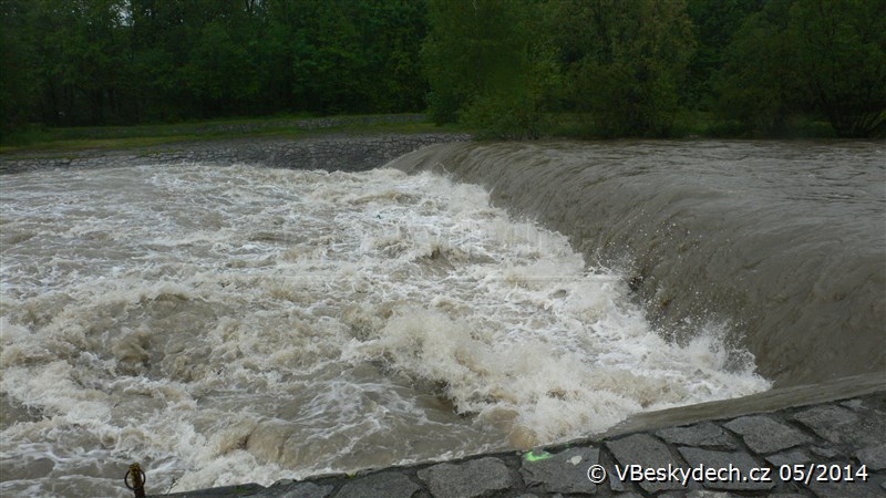 Řeka Ostravice ve Frýdlantě n. O. - velká voda květen 2014